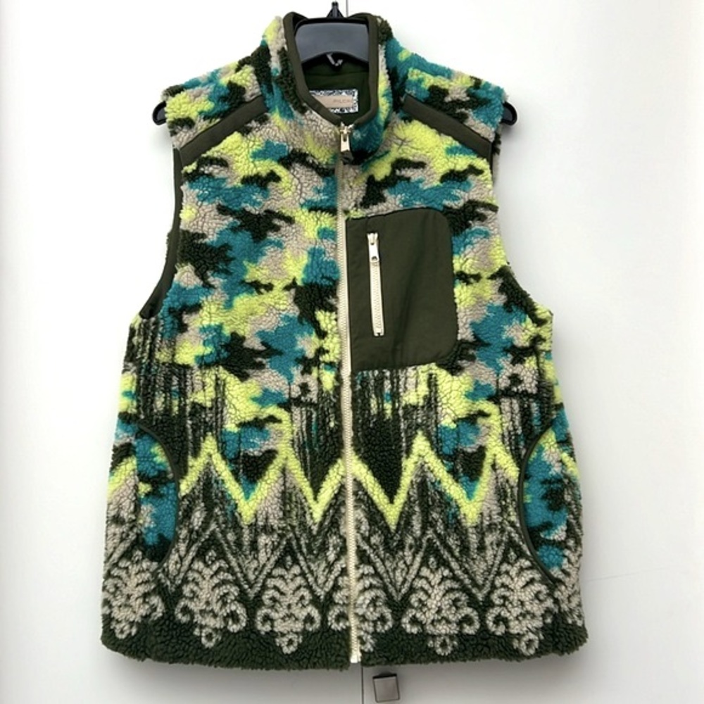 PILCRO ANTHROPOLOGIE | Sherpa Teddy Vest Lime green & Abstract Forest Camo Print - Picture 5 of 9